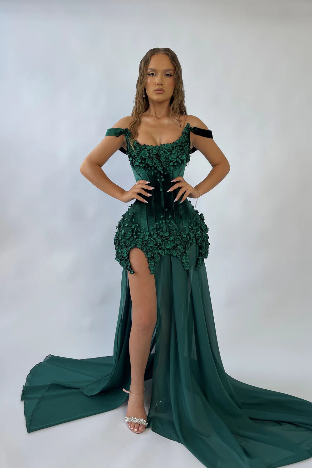 Daphnée - front view hands on hips